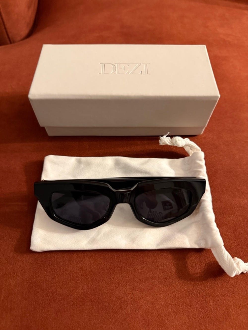 DEZI - On Read - Black Sunglasses